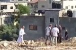 دفاع یک فلسطینی از خانوادهاش در برابر هجوم اوباش صهیونیست